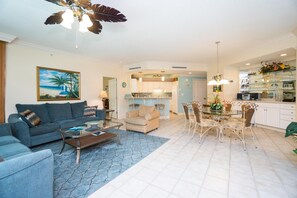 Leilighet, flere senger (Phoenix on the Bay Unit 1222) | Oppholdsrom | DVD-spiller