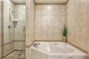 Condo, varias camas (Phoenix on the Bay Unit 1527) | Baño | Toallas 