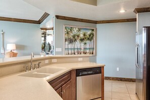 Huoneisto, useita sänkyjä (Phoenix on the Bay Unit 1527) | Yksityinen keittiö | Jääkaappi, mikroaaltouuni, kahvin-/teenkeitin