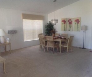 Standard Apartment, 4 Bedrooms | In-room dining - Amazing Home with Golf Course View (Haines City)