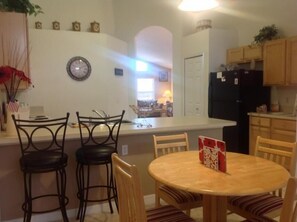 Standard Apartment, 4 Bedrooms | In-room dining
