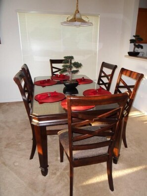 Standard Apartment, 3 Bedrooms | In-room dining