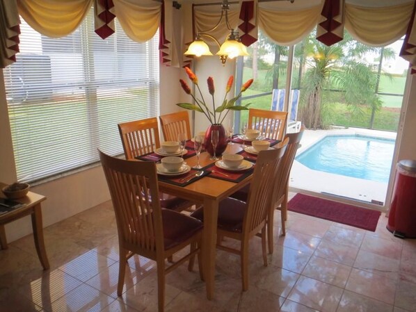 Appartement Standard, 3 chambres | Repas dans la chambre