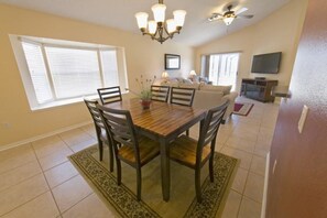 Standard Apartment, 4 Bedrooms | In-room dining