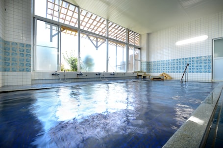 Badewanne, kostenlose Toilettenartikel, Haartrockner, Hausschuhe