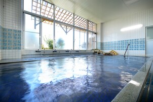 Bañera, artículos de tocador gratuitos, secador de pelo, pantuflas