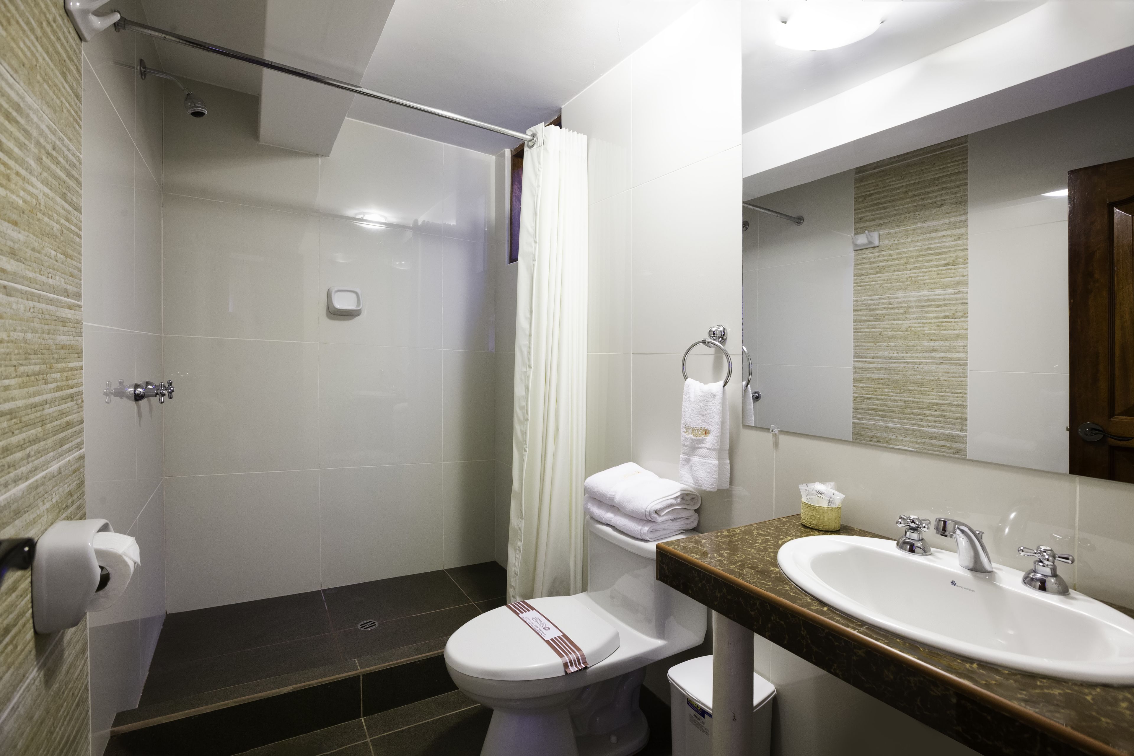 habitacion twin | bathroom | shower, hair dryer, towels