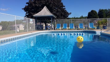 Piscina all'aperto, ombrelloni da piscina, lettini