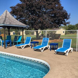 Piscina all'aperto, ombrelloni da piscina, lettini