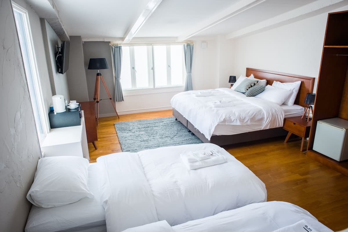 family room | 1 bedroom, premium bedding, memory-foam beds, in-room safe