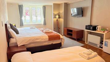 Family Room | Seprai premium, busa memori, brankas, dan Wi-Fi gratis