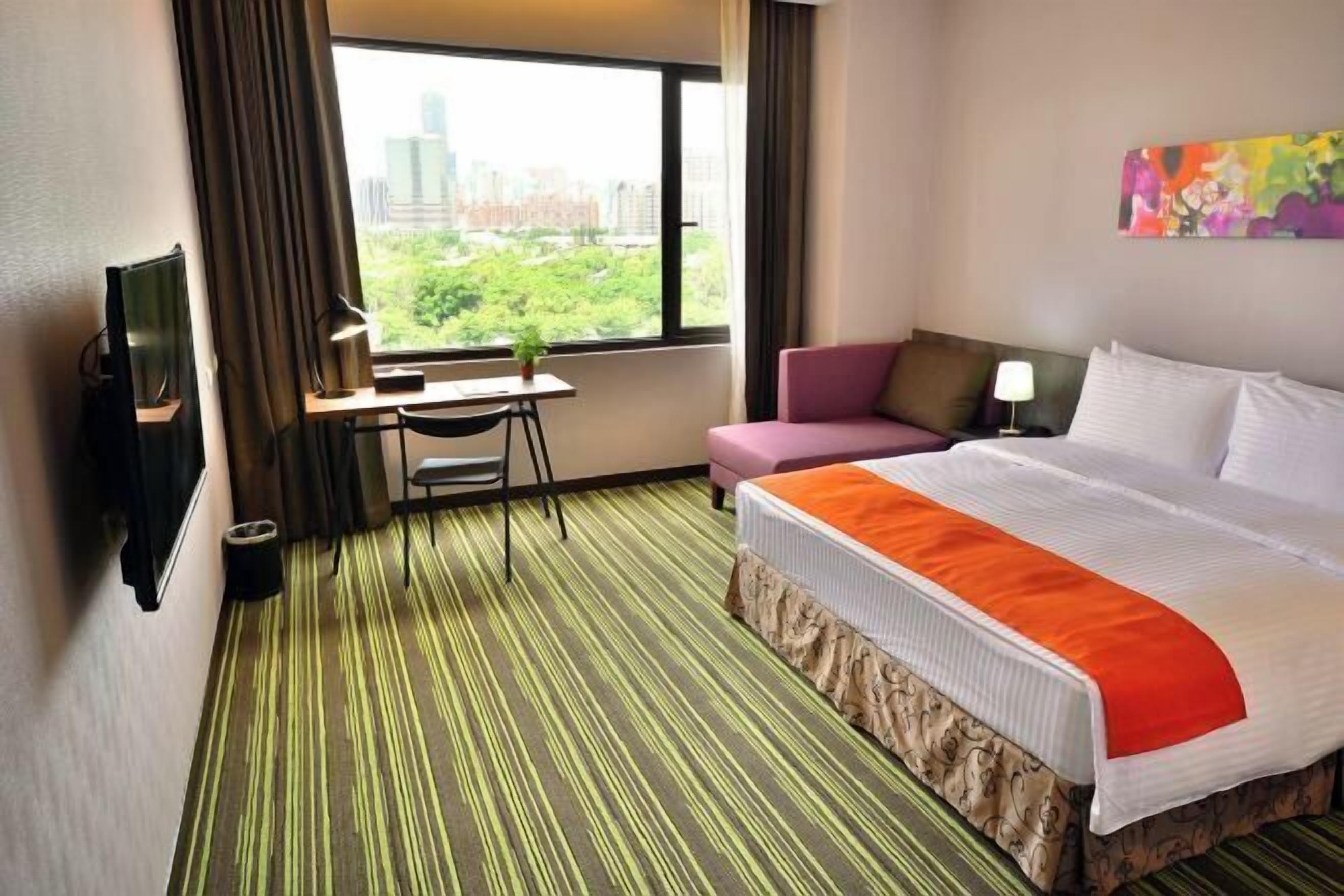 羽绒被、客房内保险箱、办公桌、遮光窗帘