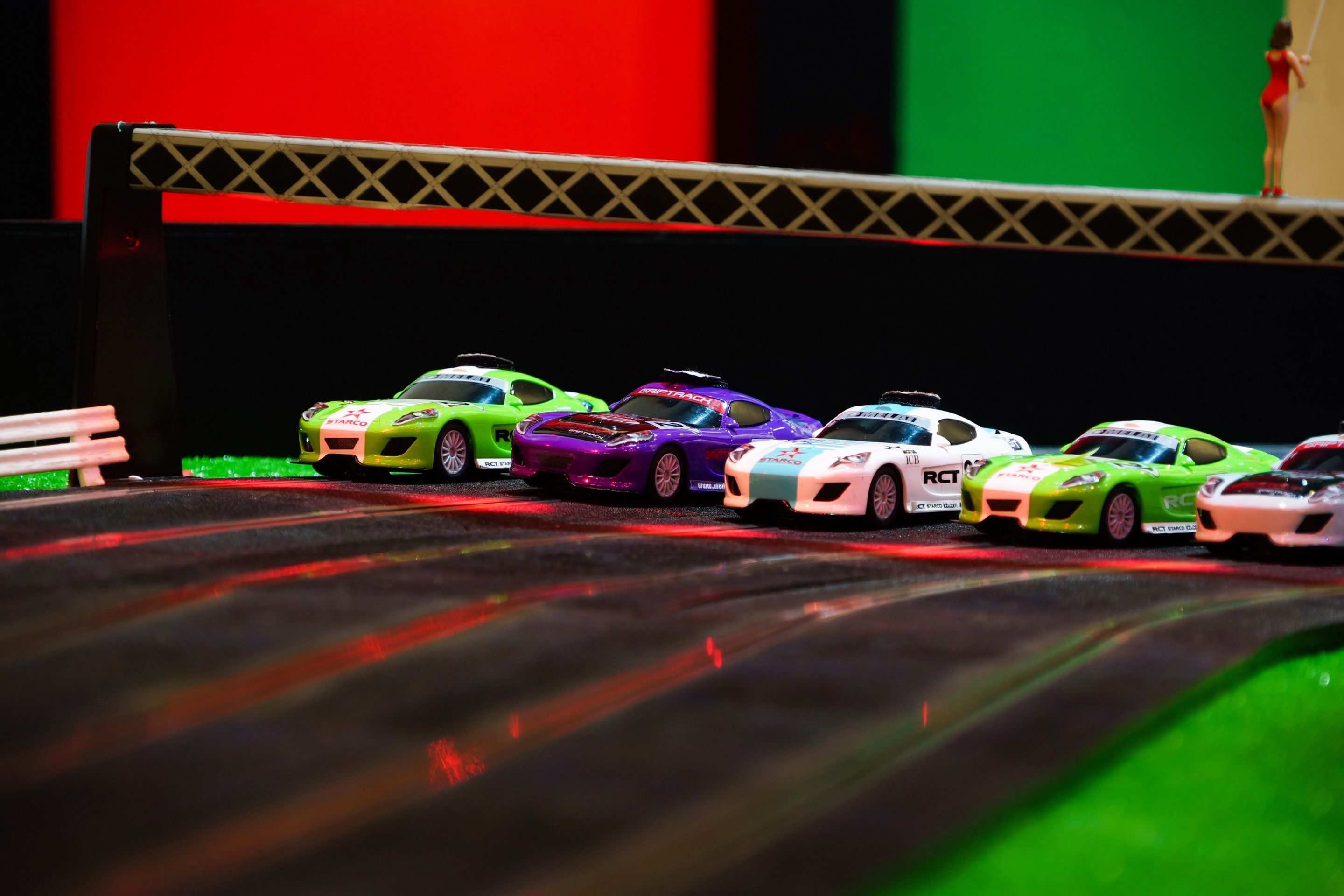 Una pista de carreras en miniatura con autos de juguete.
