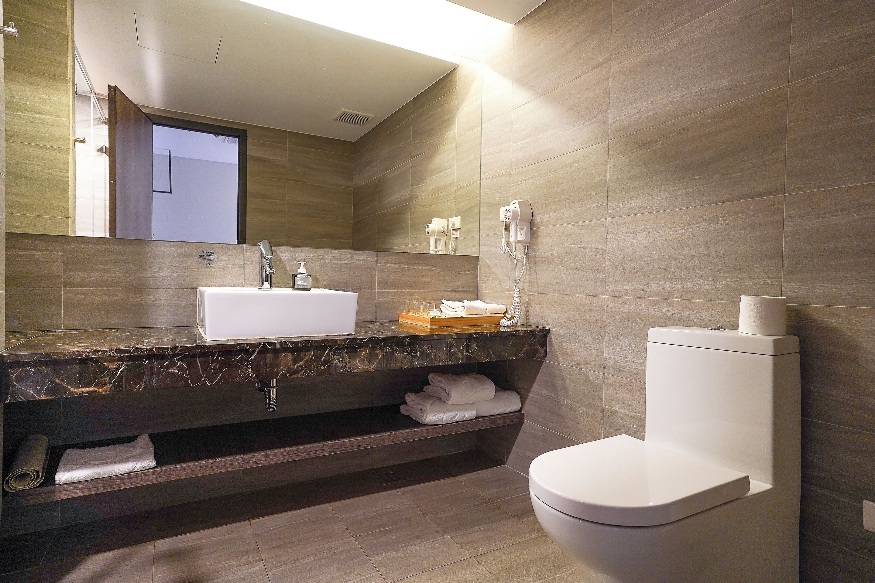 shower, hair dryer, towels, shampoo