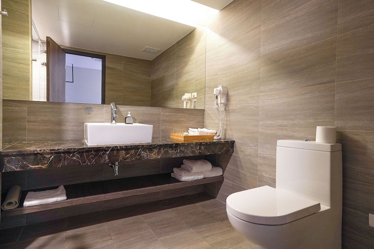 shower, hair dryer, towels, shampoo