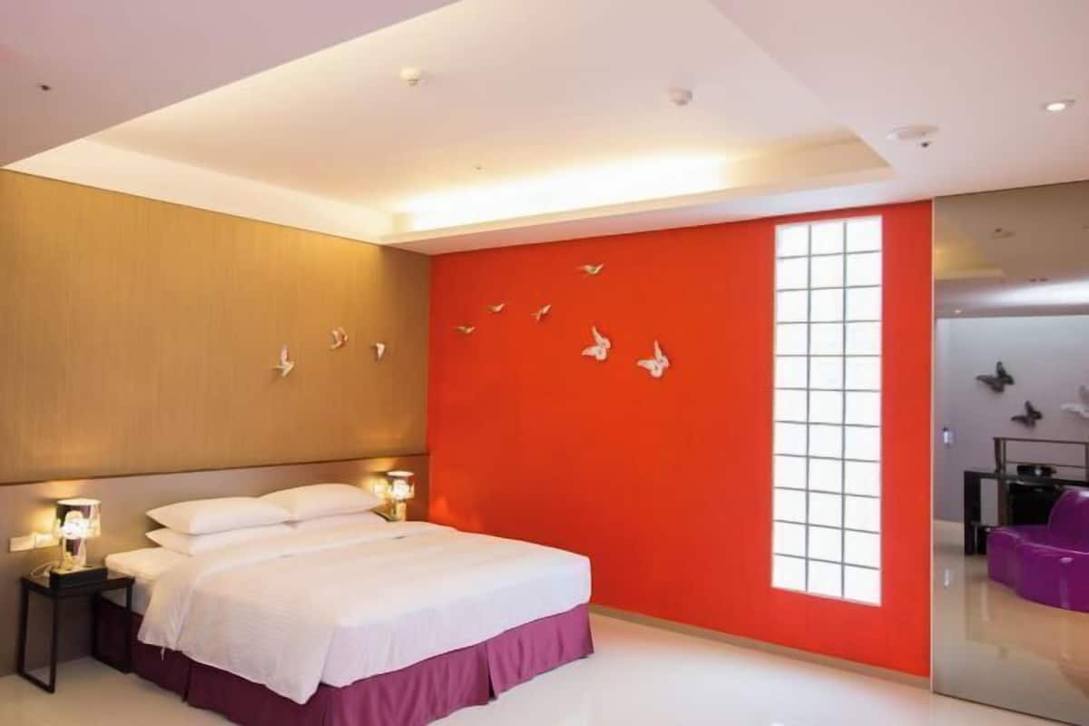 Down duvets, in-room safe, desk, blackout curtains