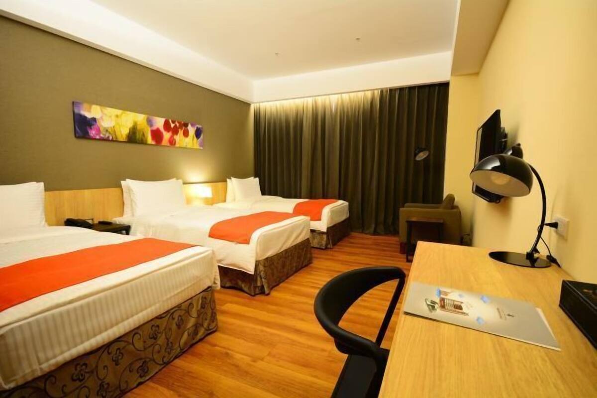 Cobrellits, caixa forta a l'habitació, escriptori i cortines opaques