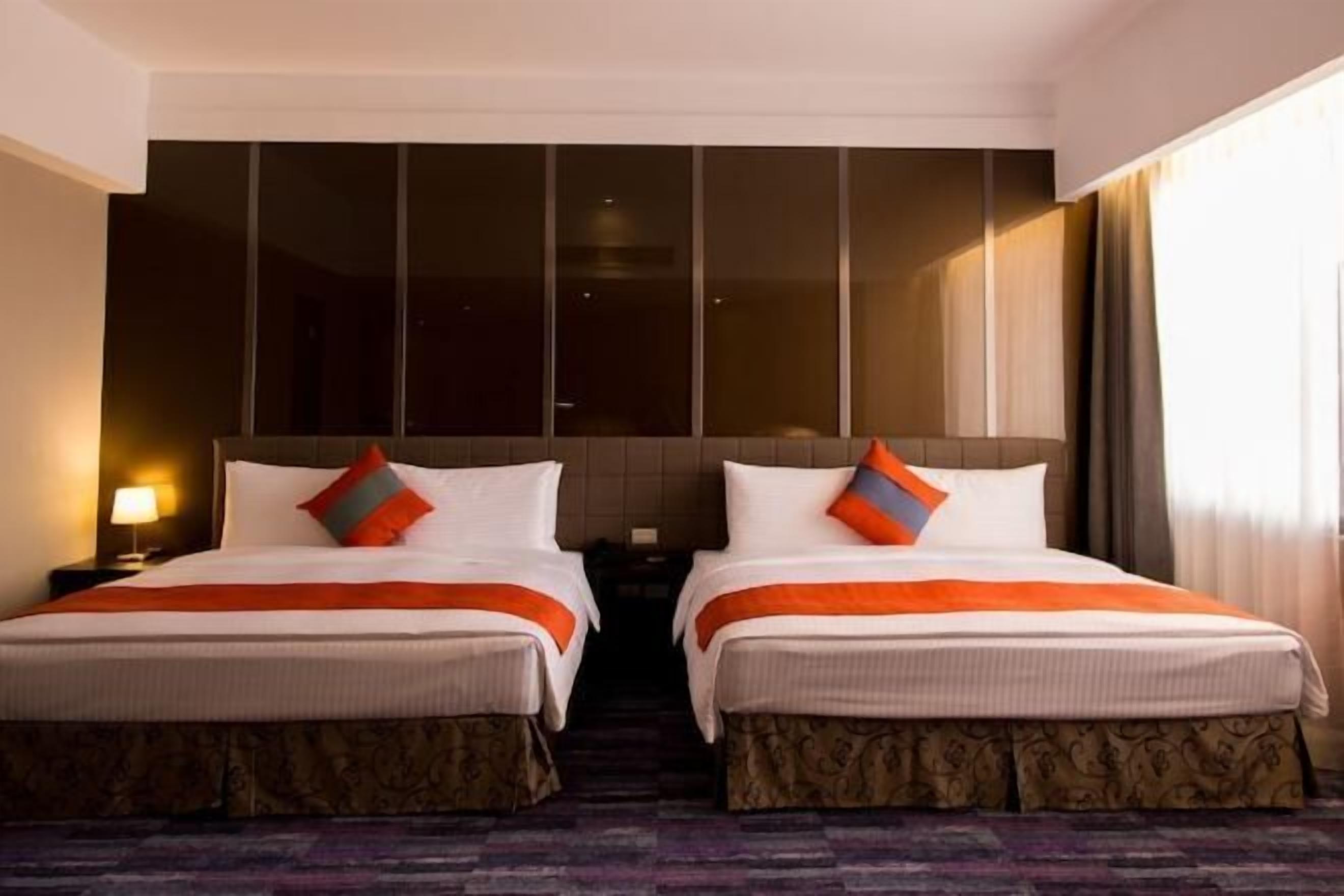 羽绒被、客房内保险箱、办公桌、遮光窗帘