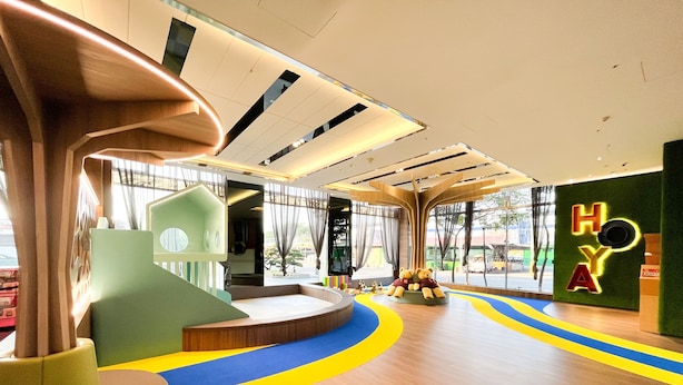 A children's play area with a wooden floor, colorful play mats, and a large wall with the letters "HOYA". - HOYA Resort Hotel Kaohsiung (Kaohsiung)