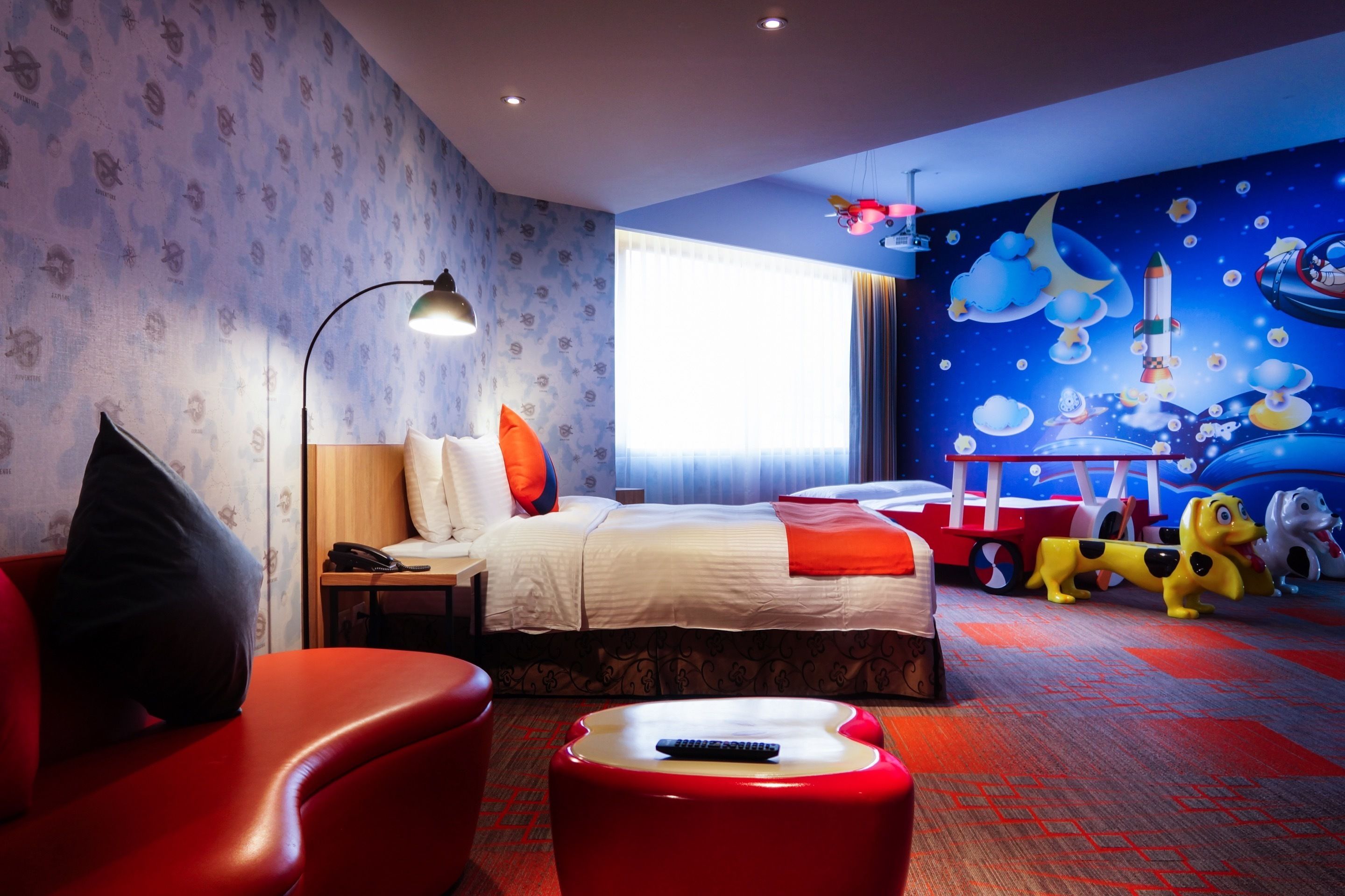 Cubrecamas, caja de seguridad en la habitación y escritorio 