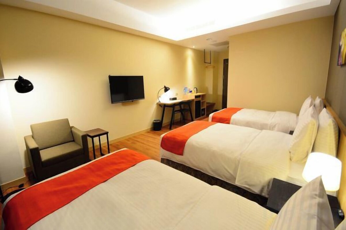 Down duvets, in-room safe, desk, blackout curtains