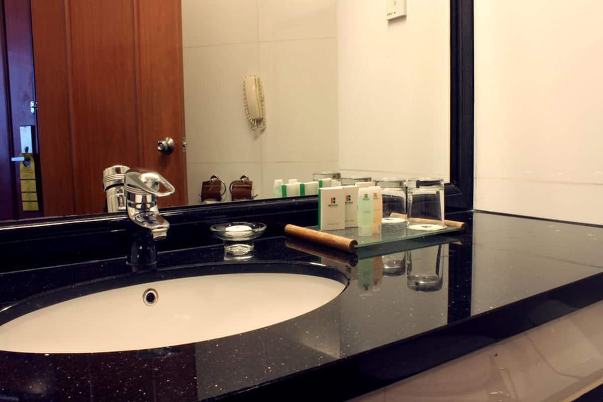 combined shower/bathtub, deep-soaking bathtub, free toiletries