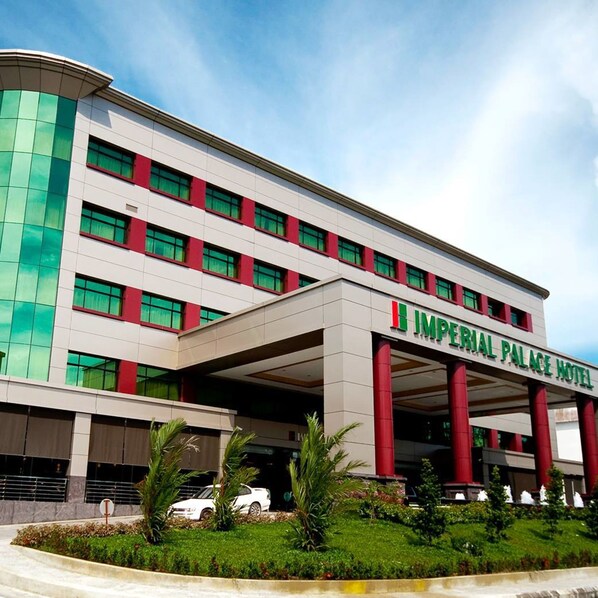 A multi-story hotel with a prominent entrance and a sign reading "IMPERIAL PALACE HOTEL". - Imperial Palace Hotel (Miri)