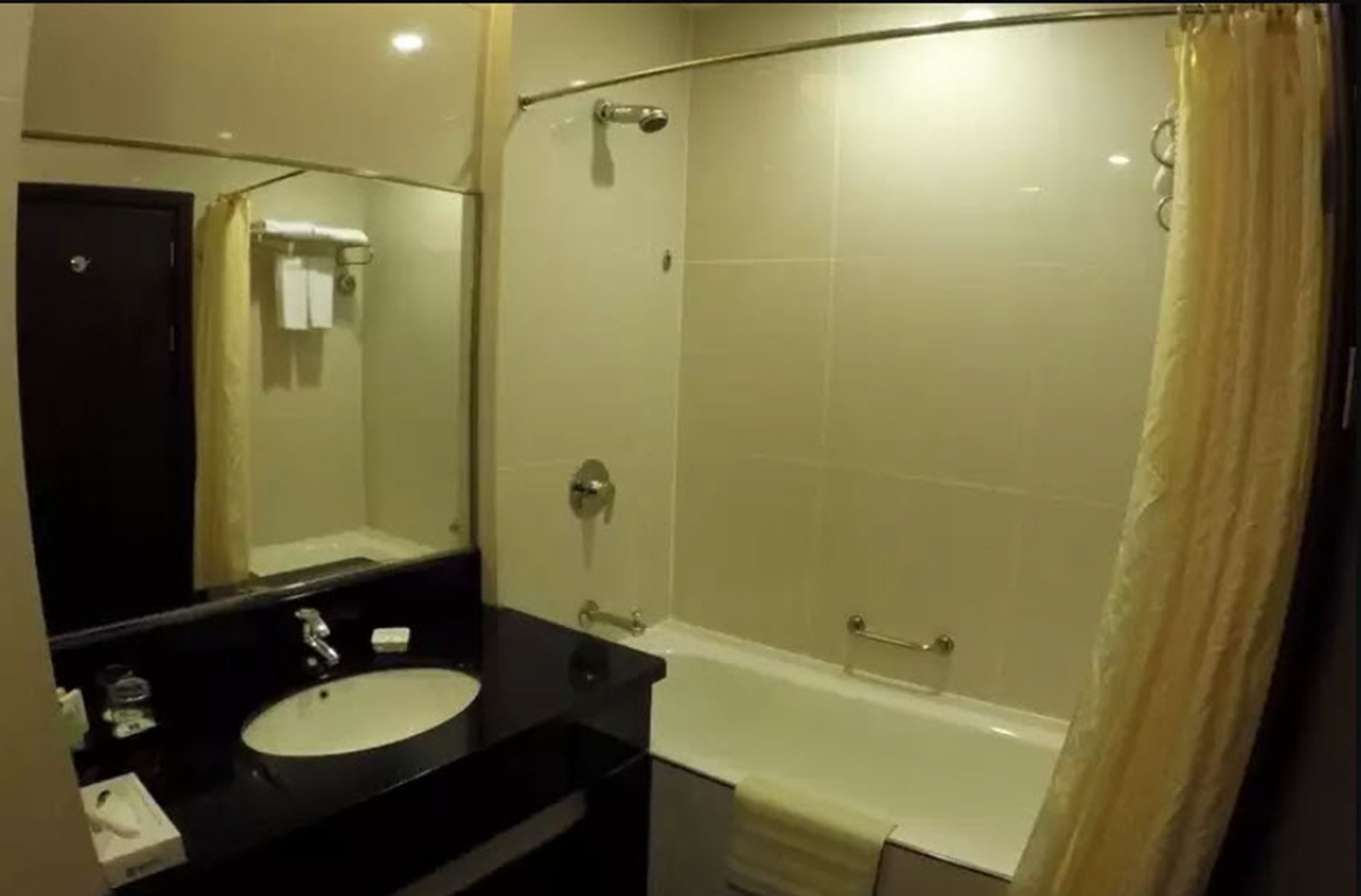 combined shower/bathtub, deep-soaking bathtub, free toiletries