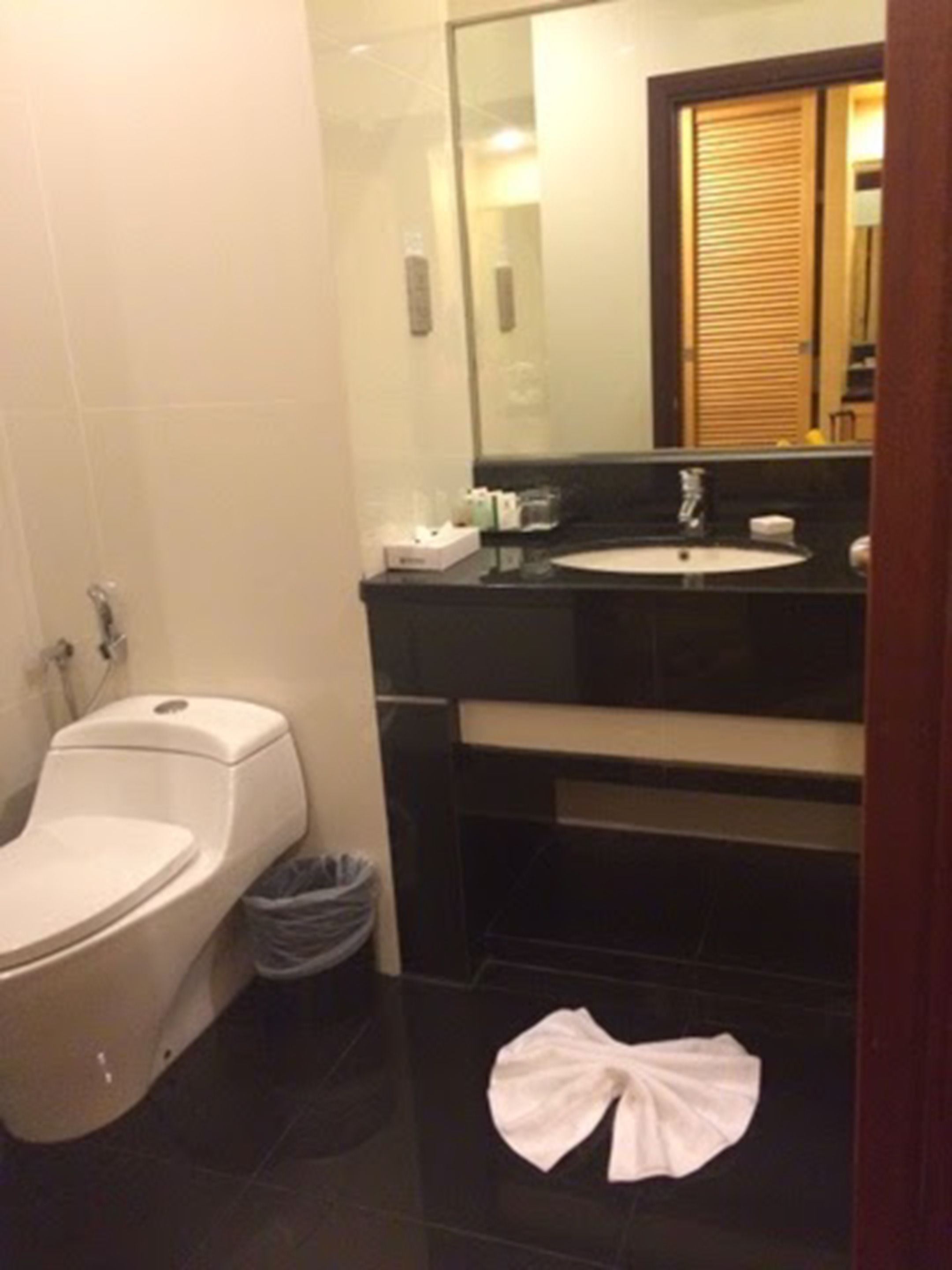 combined shower/bathtub, deep-soaking bathtub, free toiletries