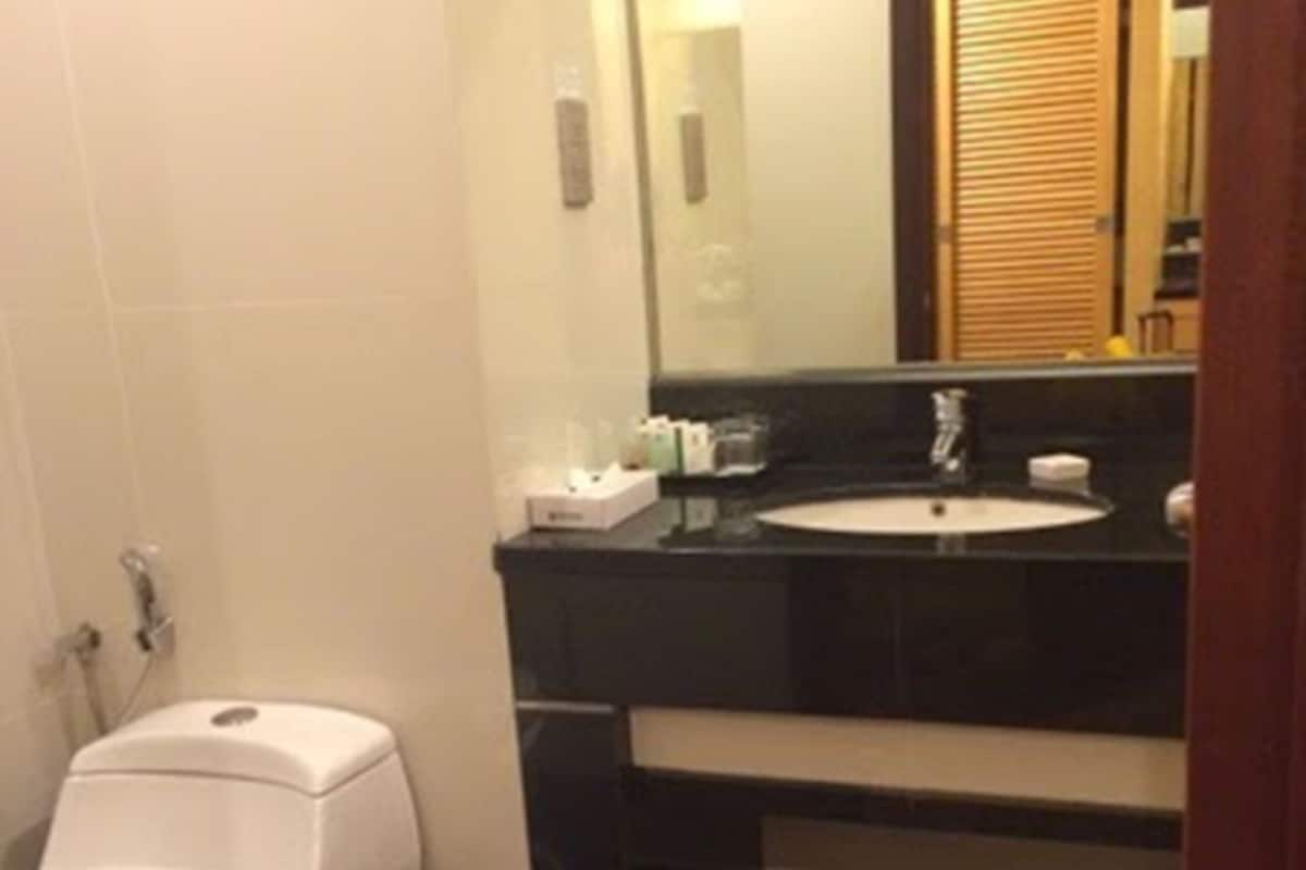combined shower/bathtub, deep-soaking bathtub, free toiletries