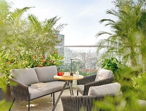 Outdoor dining - Kuretake Inn Kim Ma 132 (Hanoi)