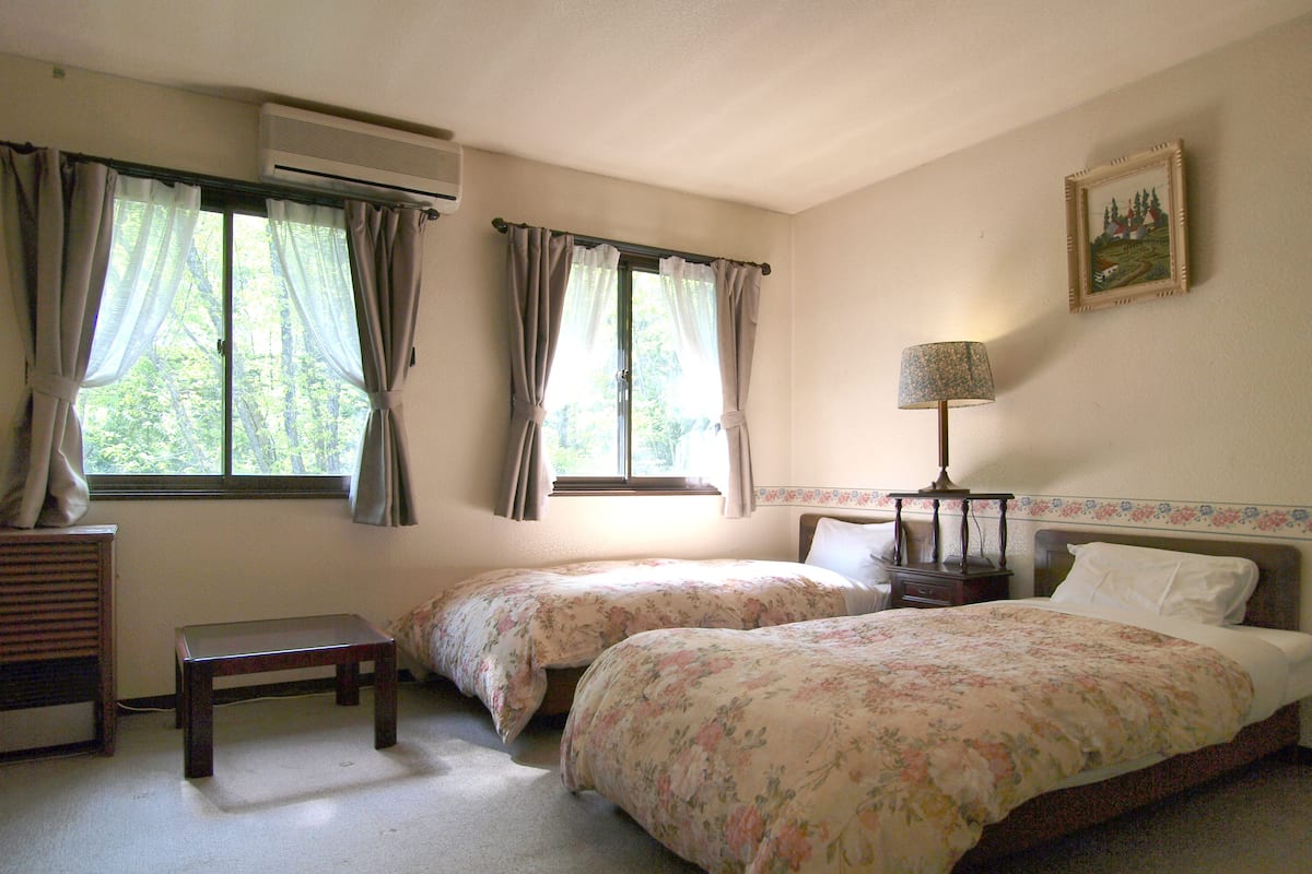 Habitación estándar con 2 camas individuales, para no fumadores, baño compartido | Wifi gratis y ropa de cama 
