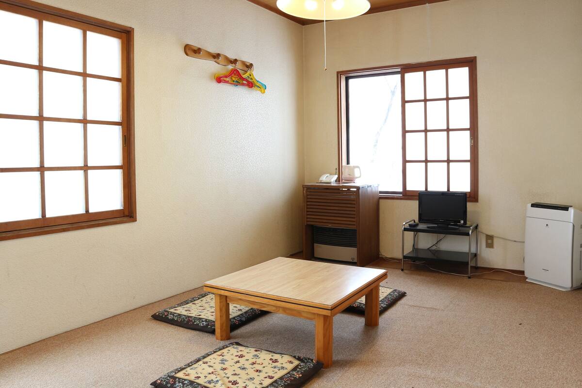 Habitación de estilo japonés, baño compartido | Wifi gratis y ropa de cama 