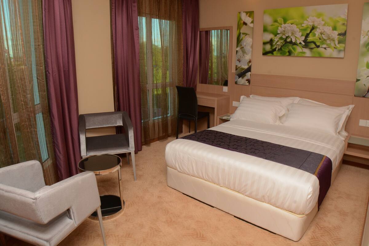 In-room safe, desk, iron/ironing board, rollaway beds (surcharge)
