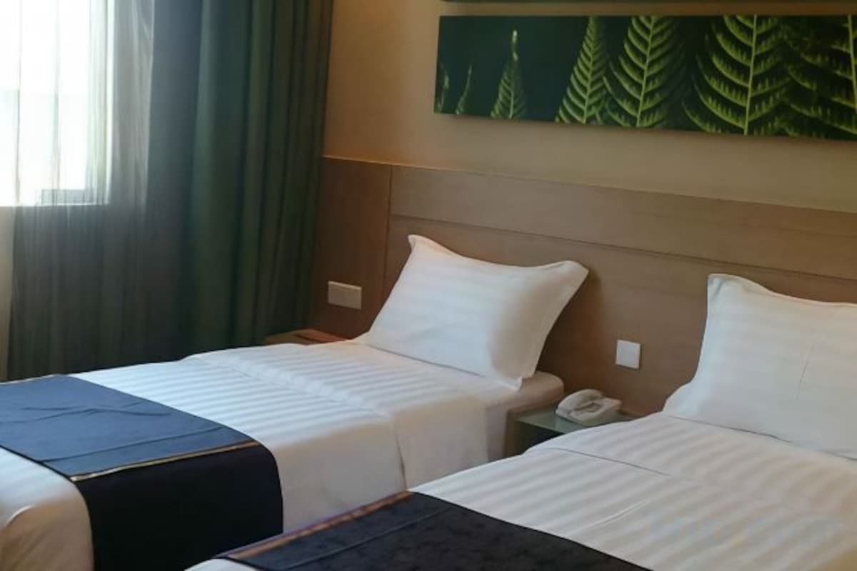 In-room safe, desk, iron/ironing board, rollaway beds (surcharge)