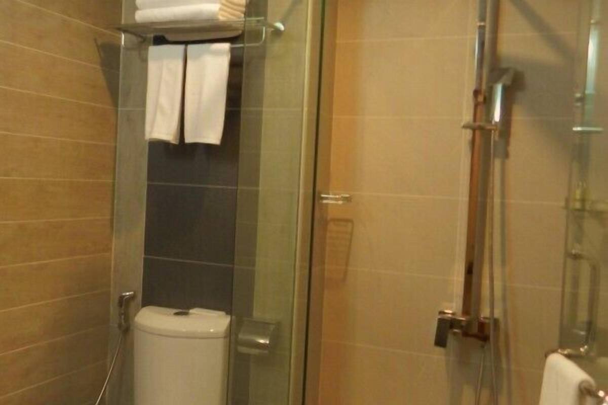 Shower, free toiletries