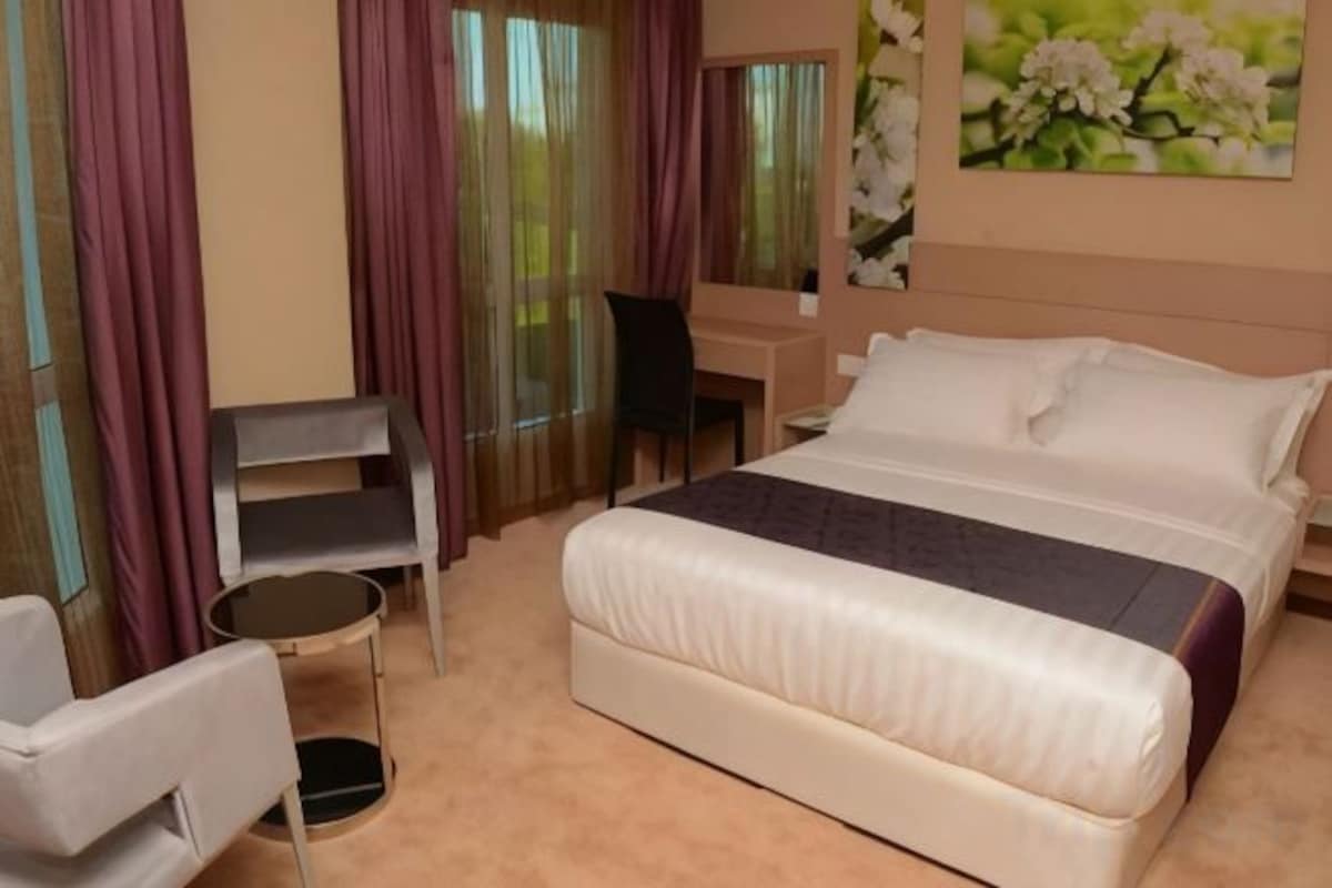 In-room safe, desk, iron/ironing board, rollaway beds (surcharge)