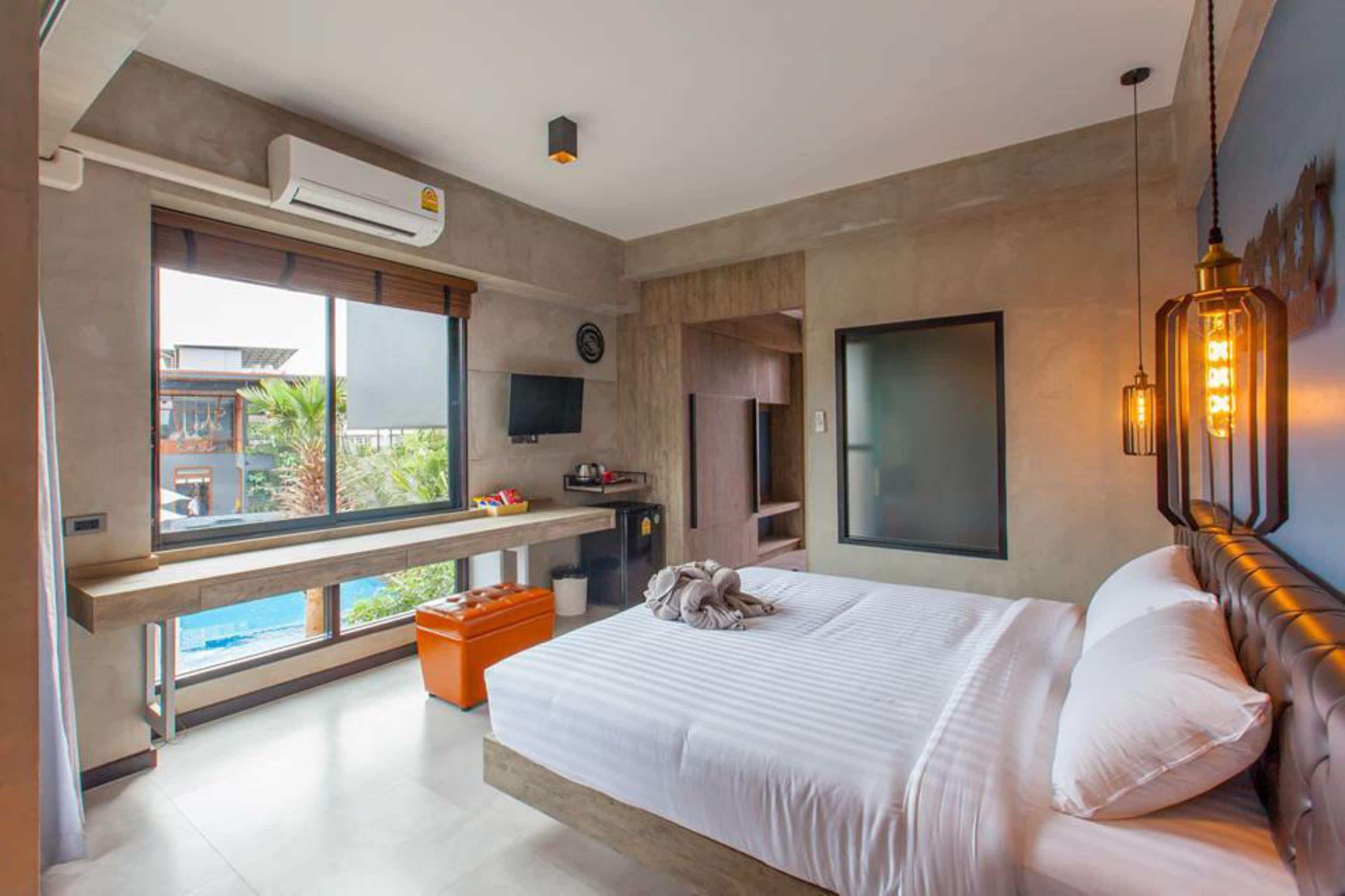 Minibar, caja de seguridad en la habitación y escritorio 