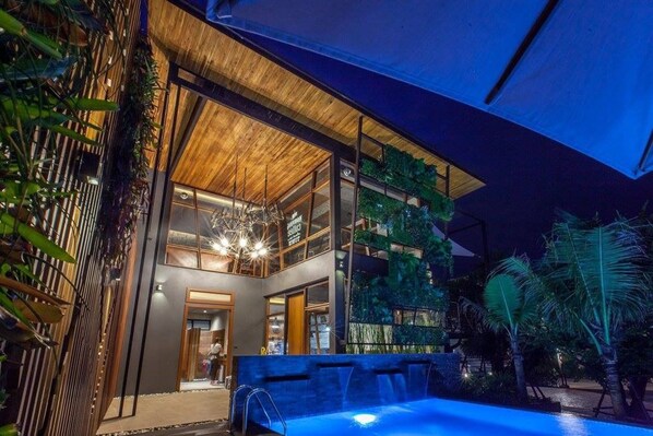 Outdoor pool, pool umbrellas, sun loungers - Loftmania Boutique Hotel (Chumphon)