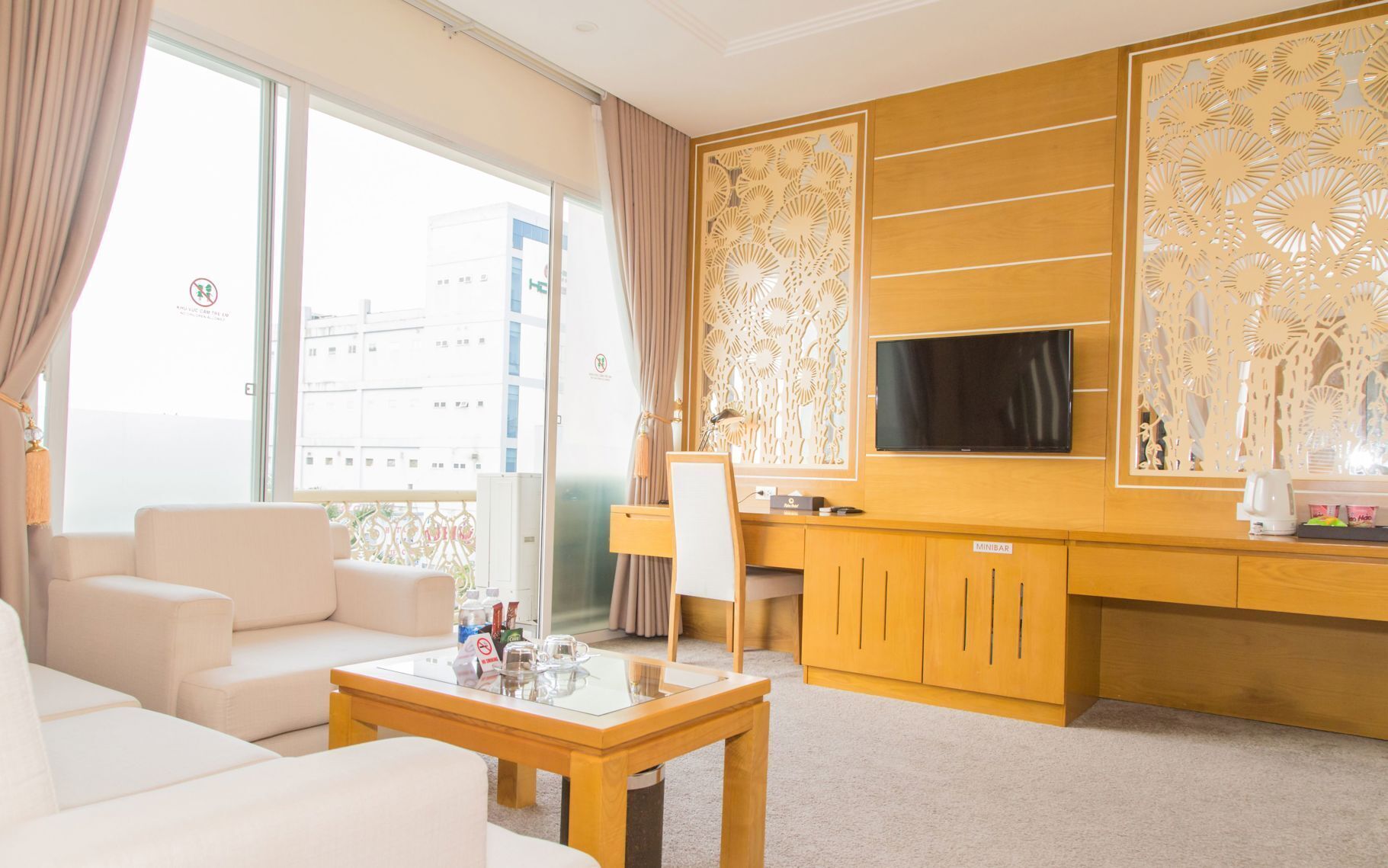 Living area | 32-inch flat-screen TV with cable channels, TV