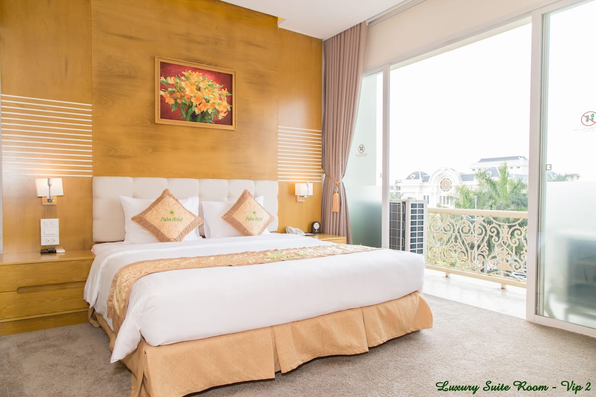 Suite Luxe, 1 grand lit, bain à remous, vue ville