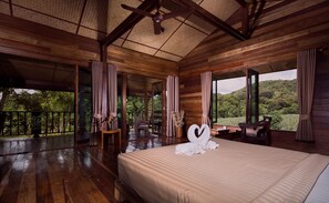 Seprai premium, minibar, brankas, dan didekorasi berbeda-beda