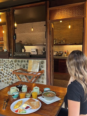 Bữa sáng kiểu Âu hàng ngày với phụ phí nhỏ