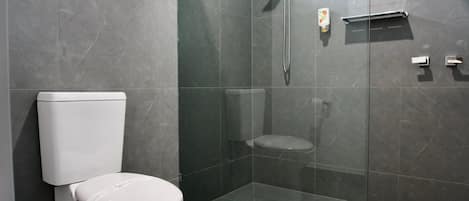 Douche, articles de toilette gratuits, sĂšche-cheveux