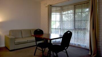 Queen Room | Living area