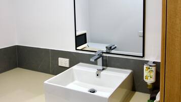 Queen and 1 Single | Bathroom | Shower, free toiletries, hair dryer, towels