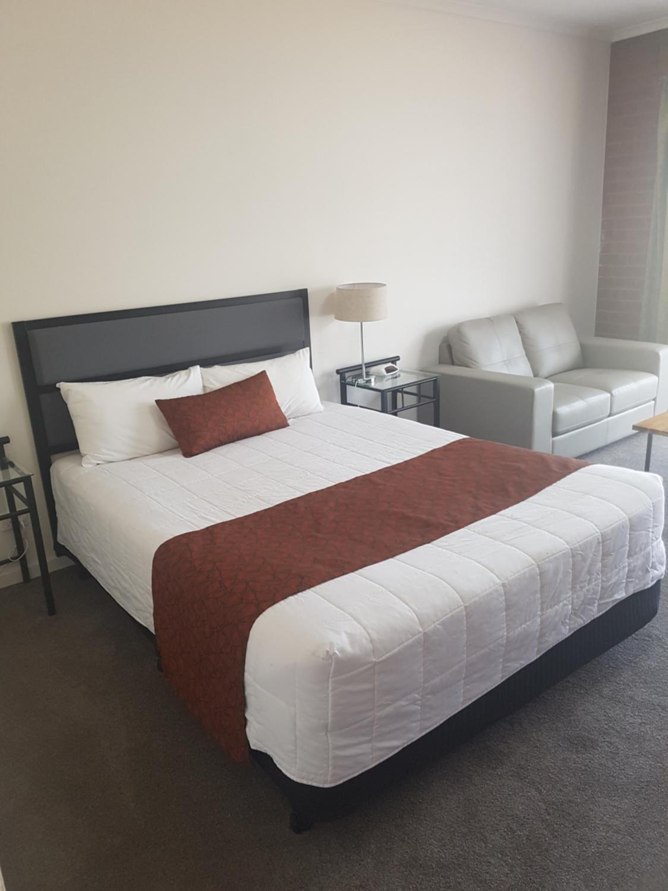 Minibar, escritorio, tabla de planchar con plancha y wifi gratis 