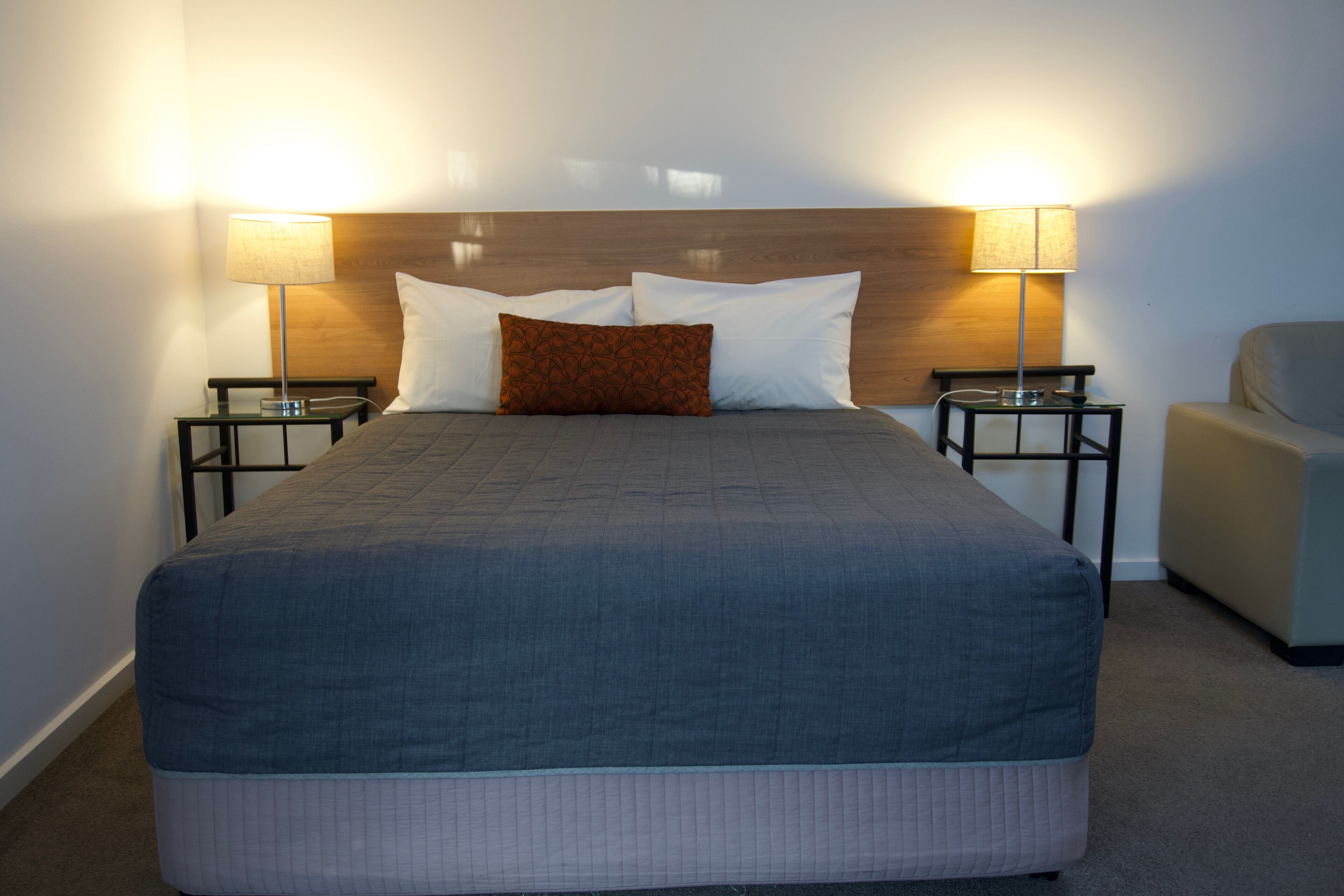 Queen Room | Minibar, desk, iron/ironing board, free WiFi