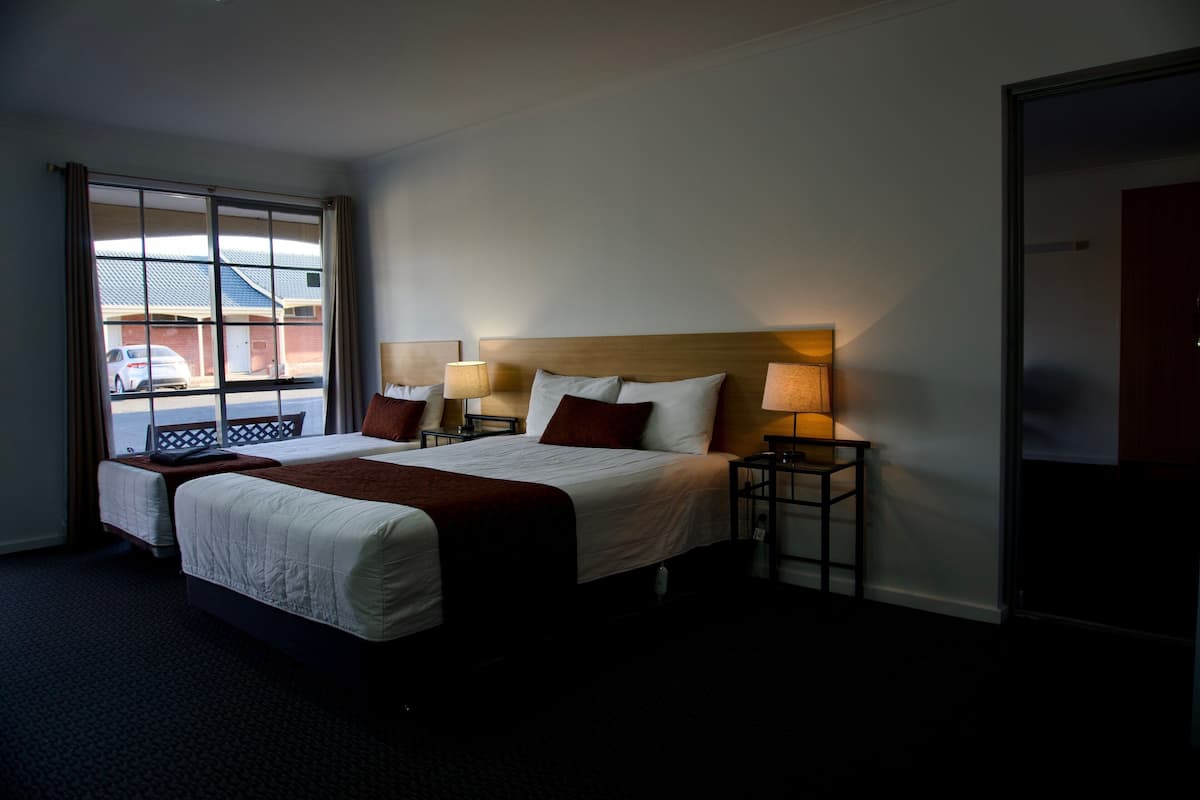 雙床房 | 迷你吧、書桌、熨斗/熨衫板、免費 Wi-Fi