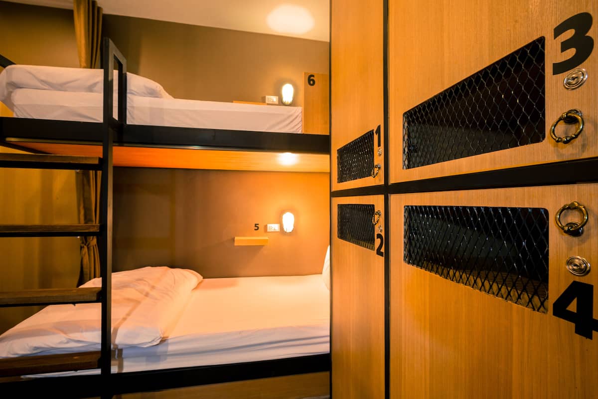 6 Beds Female Dormitory | Ropa de cama hipoalergénica, escritorio, wifi gratis y ropa de cama